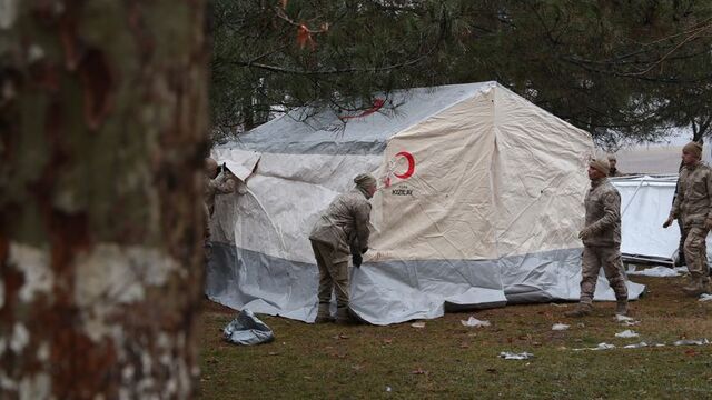 Kızılay, deprem bölgesinde çadır kurmaya başladı