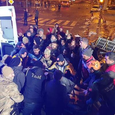 Enkazda ağlayan bebek, annesi ile 2 kişinin hayatını kurtardı