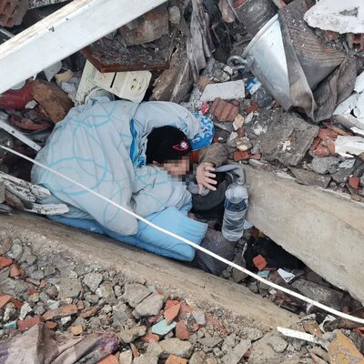 Kahreden görüntü! Enkazda tek başına