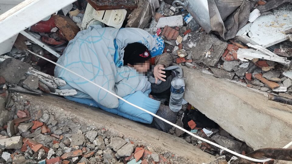 Kahreden görüntü! Enkazda tek başına