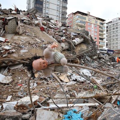 Enkazda dram... Geriye oyuncaklar kaldı