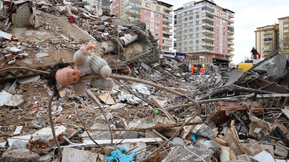 Enkazda dram... Geriye oyuncaklar kaldı