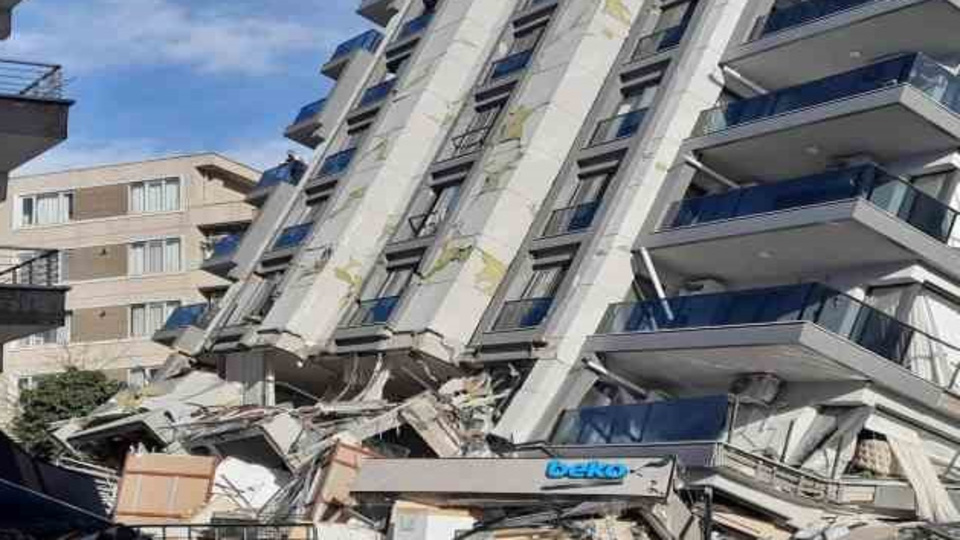 Yıkılan binaların içinde beklediler