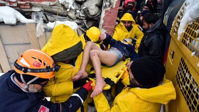 Cansız bedenler arasında kurtarıldı!