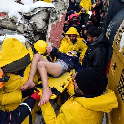 Cansız bedenler arasında kurtarıldı!