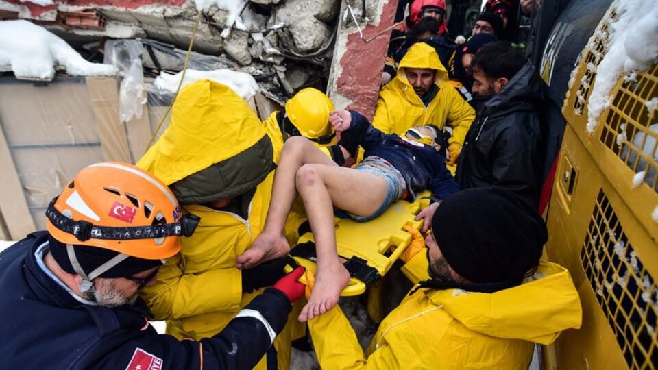 Cansız bedenler arasında kurtarıldı!