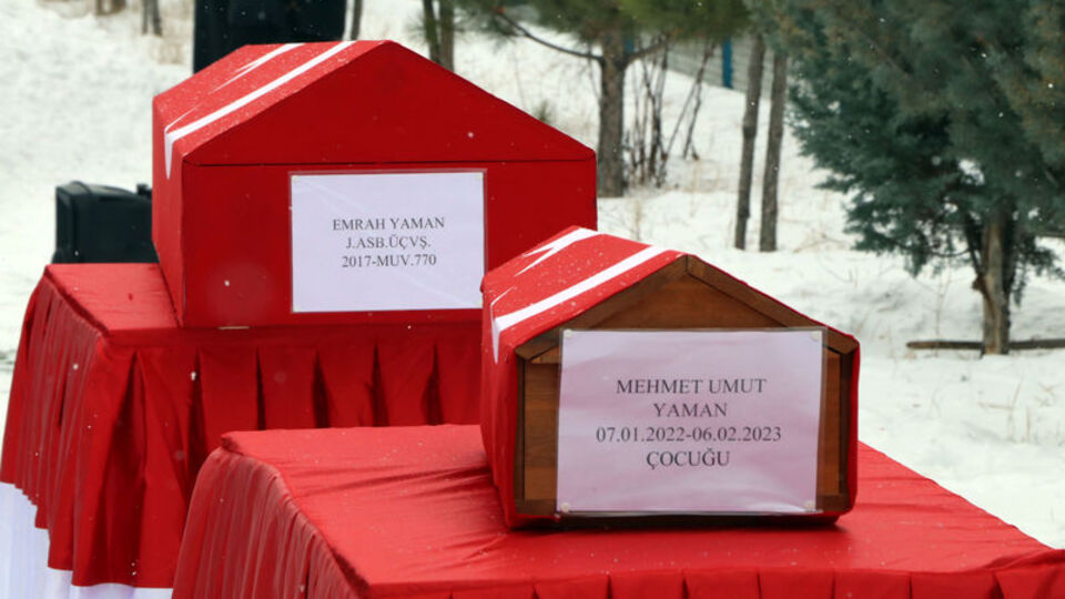 Depremde hayatını yitiren astsubay ile 1 yaşındaki oğluna veda