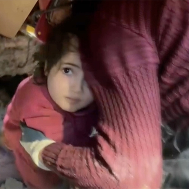 Maden işçileri, 5 yaşındaki kız çocuğunu enkazdan kurtardı