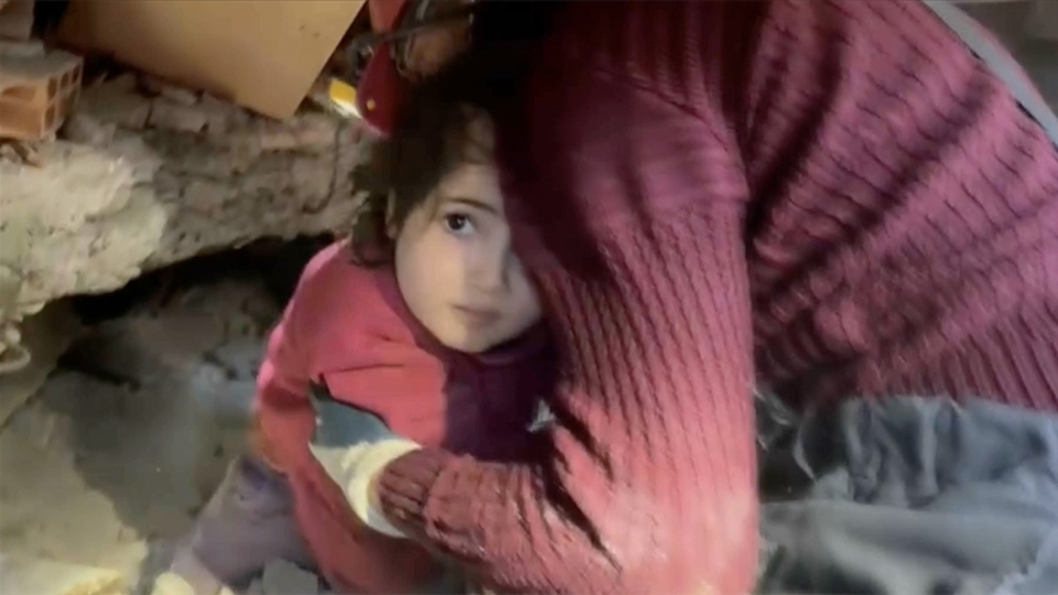 Maden işçileri, 5 yaşındaki kız çocuğunu enkazdan kurtardı