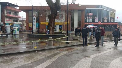 Terk eden eşi ve arkadaşına falçata ile saldırdı, silahla vuruldu