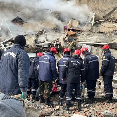 Azerbaycanlı ekipler 11 kişiyi kurtardı