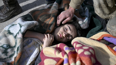 Enkazdan çıkarılırken kalbi durdu! Hayata böyle tutundu