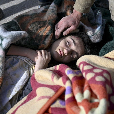 Enkazdan çıkarılırken kalbi durdu! Hayata böyle tutundu