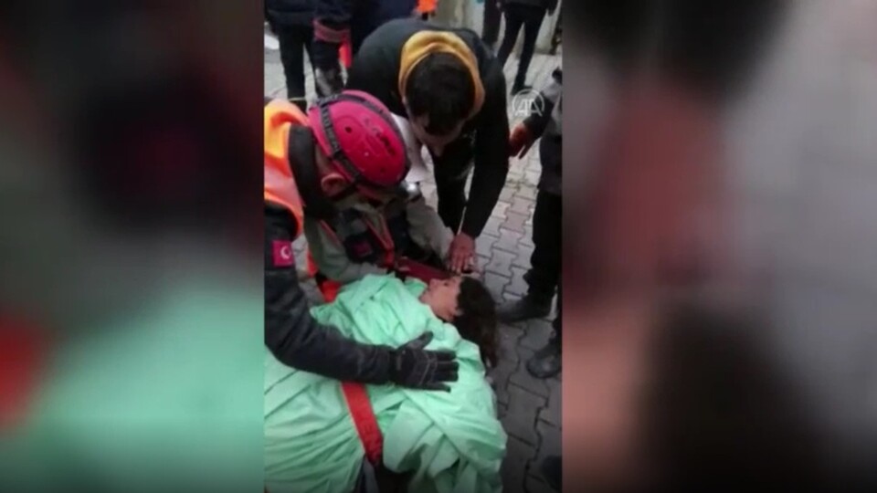 Hatay'da 9 aylık hamile kadın, 40 saat sonra enkazdan kurtarıldı