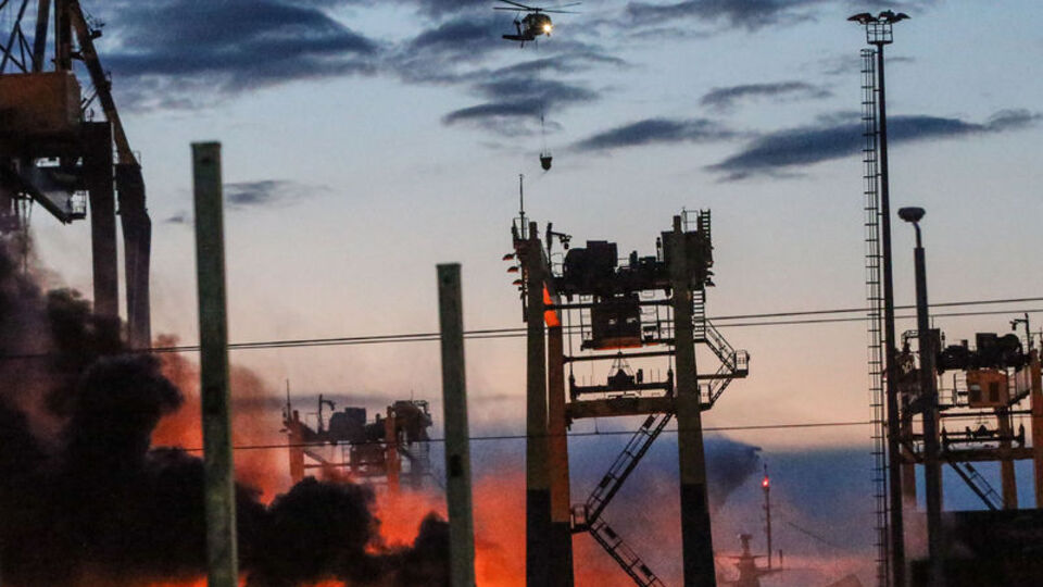 MSB: İskenderun Limanı'ndaki yangına müdahale ediliyor