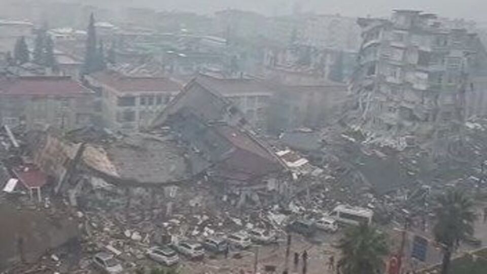 Deprem bilimci Prof. Dr. Sözbilir'den sahadaki ilk izlenimler... "En az 3 fay segmenti kırıldı! Yüzey kırığı 500 km! Gölcük ve Düzce'nin toplamından fazla!"