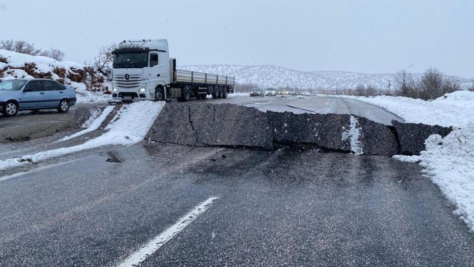 "Depremlerle fay hattı 3 metre yer değiştirdi"