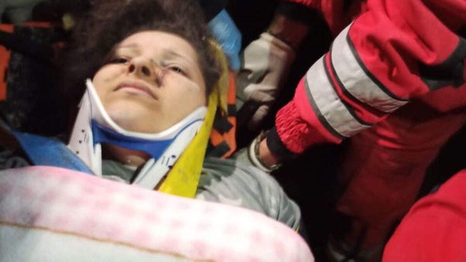 Eymen'den sonra annesi de enkaz altından kurtarıldı