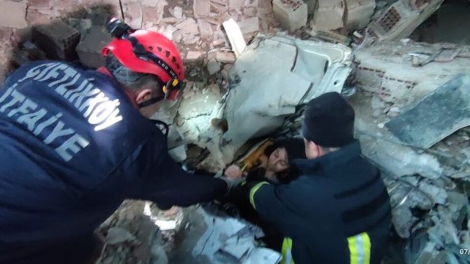 Hatay'da 6'sı çocuk 11 kişi enkazdan kurtarıldı
