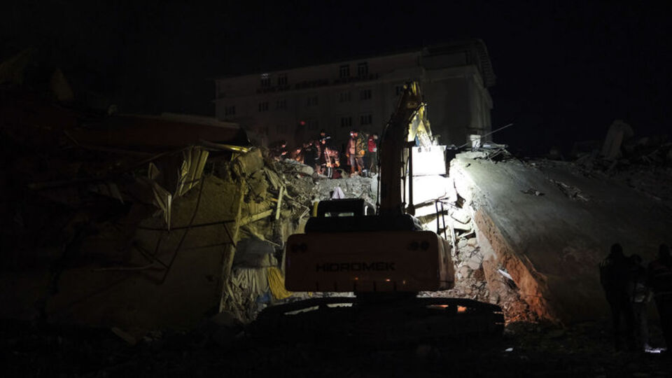 Kepçe operatörü 47 saat sonra babasının kurtarılmasını sağladı