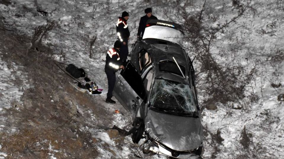 Depremzedelerin bulunduğu otomobil şarampole devrildi