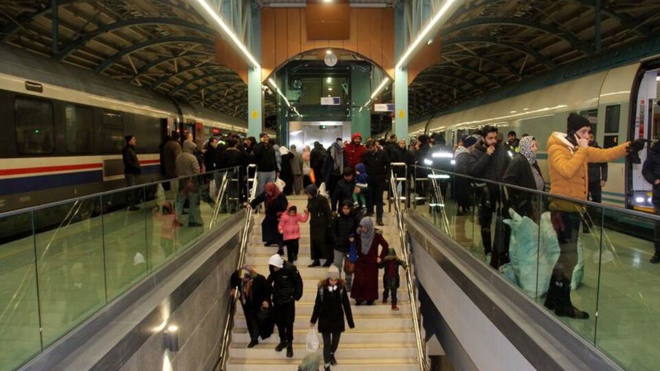 Sivas'ta YHT ilk yolculu seferinde depremzedeleri taşıdı!