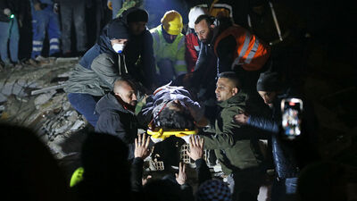 Hatay'da enkaz altında kalan Mesude öğretmen 49 saat sonra kurtarıldı