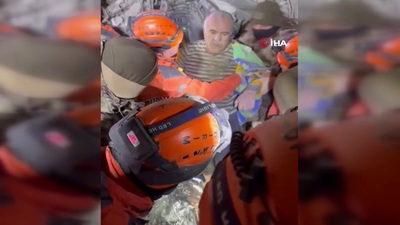 50 saat sonra enkazdan yürüyerek çıktı! Ekipleri selamladı