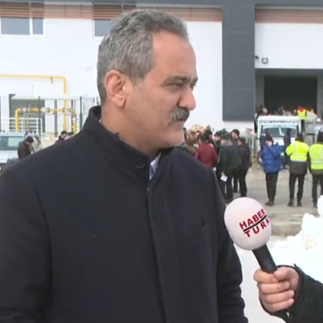 Bakan Özer: Sağlam binaları vatandaşımıza açtık