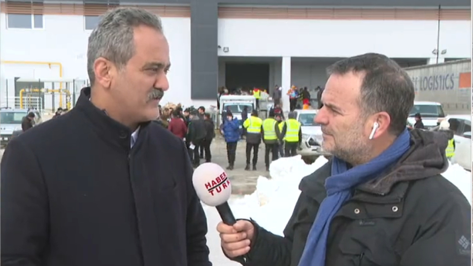 Bakan Özer: Sağlam binaları vatandaşımıza açtık