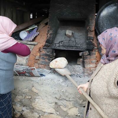 Köy fırınları depremzedeler için devrede