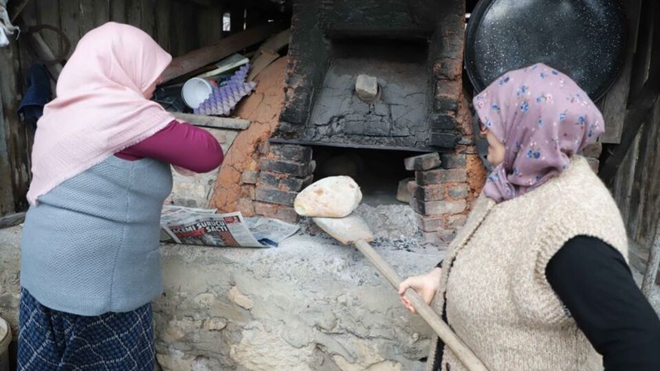 Köy fırınları depremzedeler için devrede