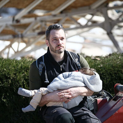 İsviçre'den gelen gönüllü 3 yaşındaki çocuğu böyle uyuttu