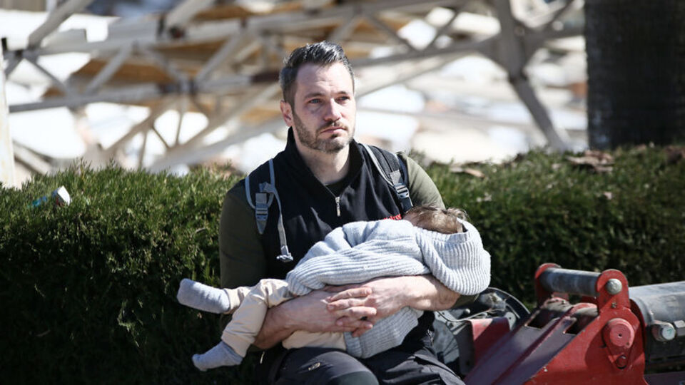 İsviçre'den gelen gönüllü 3 yaşındaki çocuğu böyle uyuttu