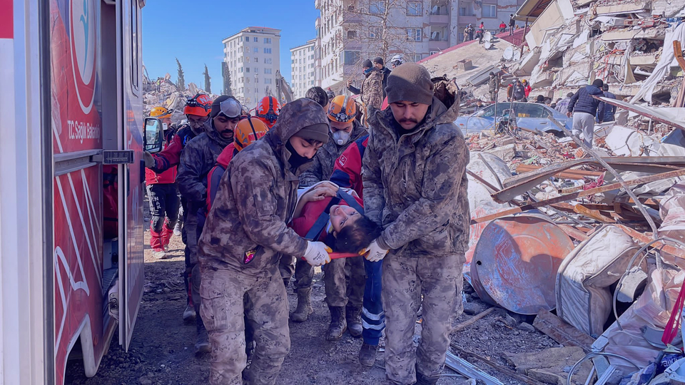 Depremde enkazdan çıkarılan kişiler için "hipotermi" uyarısı!