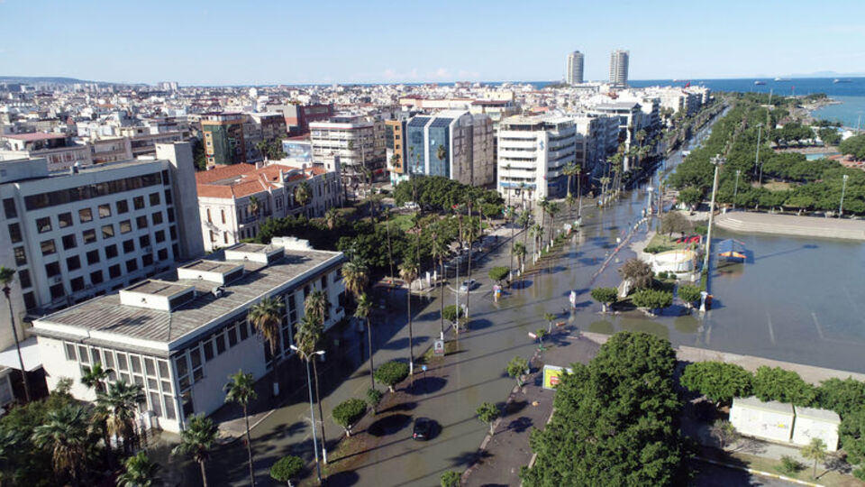 Deniz seviyesi yükseldi! İskenderun'da binalar boşaltıldı