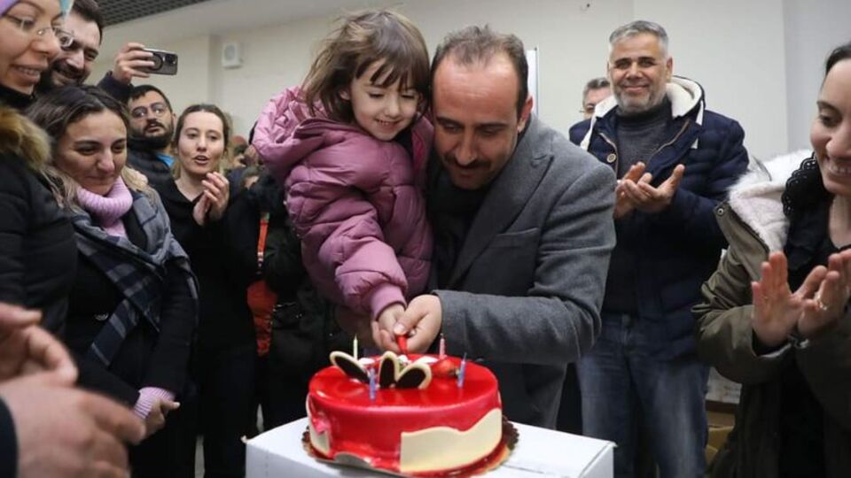 Enkazdan kurtarılan minik Mira'nın doğum günü kutlandı
