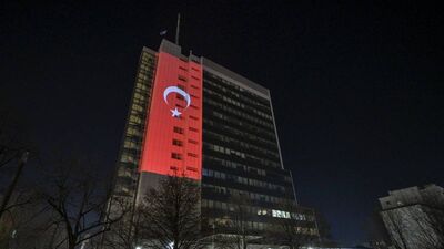 Kosova hükümet binasına Türk bayrağı yansıtıldı