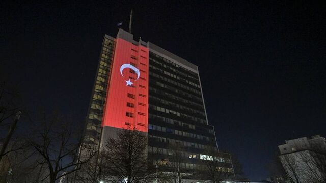Kosova hükümet binasına Türk bayrağı yansıtıldı