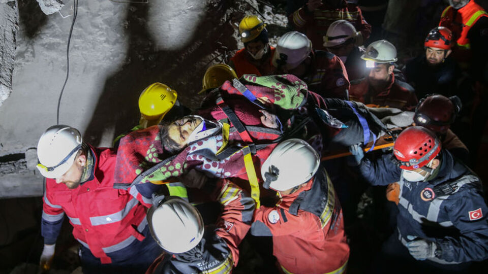80 yaşındaki kadın enkazdan 68 saat sonra kurtarıldı!