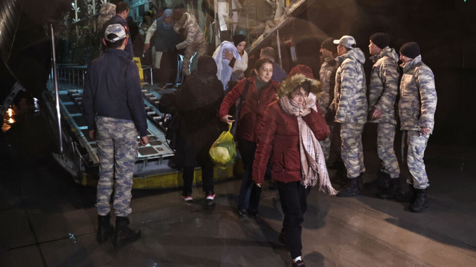 Depremzedeler TSK'nın kargo uçaklarıyla İstanbul'a getirildi