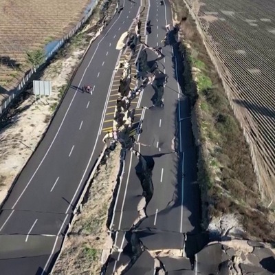 Hatay'da yoldaki büyük çatlaklar böyle görüntülendi!