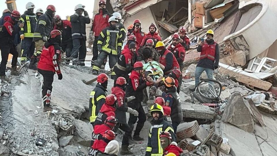 14 katlı binadan ses duyuldu! 76 saat sonra üç mucize!