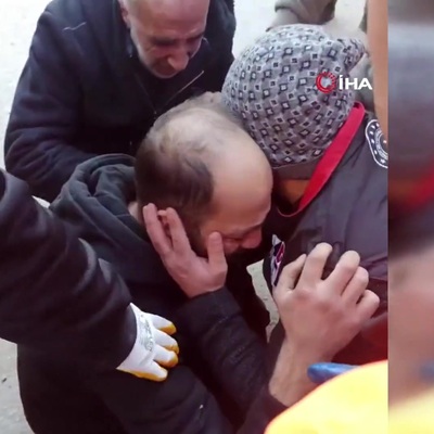 En acı teşhis... 60 saattir enkazda bekleyen baba hüznü ve sevinci aynı anda yaşadı
