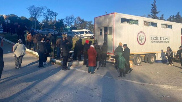 Depremin etkilediği 5 ilde "tır ve konteyner eczaneler" kuruldu
