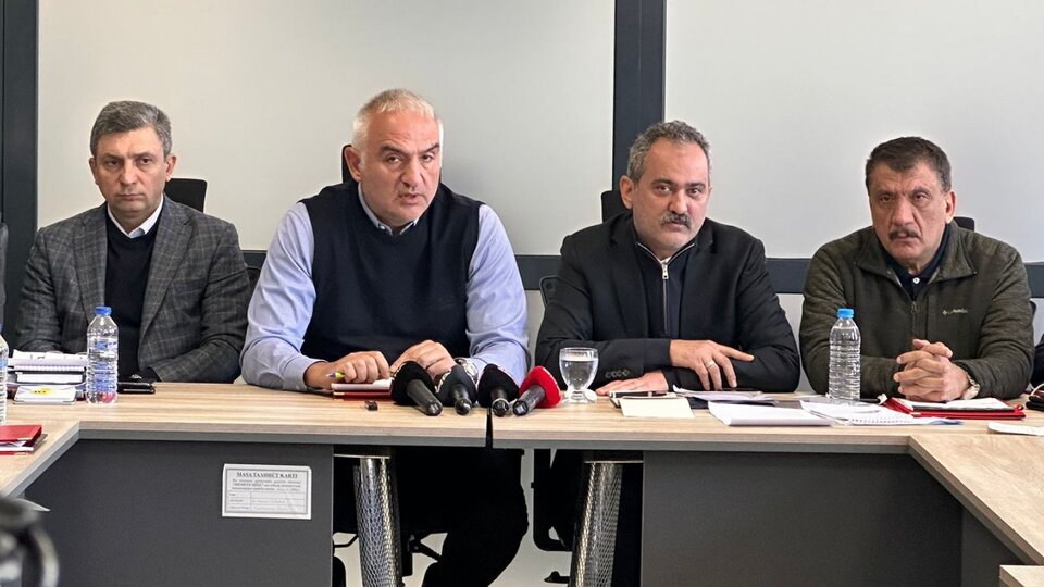 Bakan Özer: 10 ilde 450 bin kişiye konaklama hizmeti veriyoruz