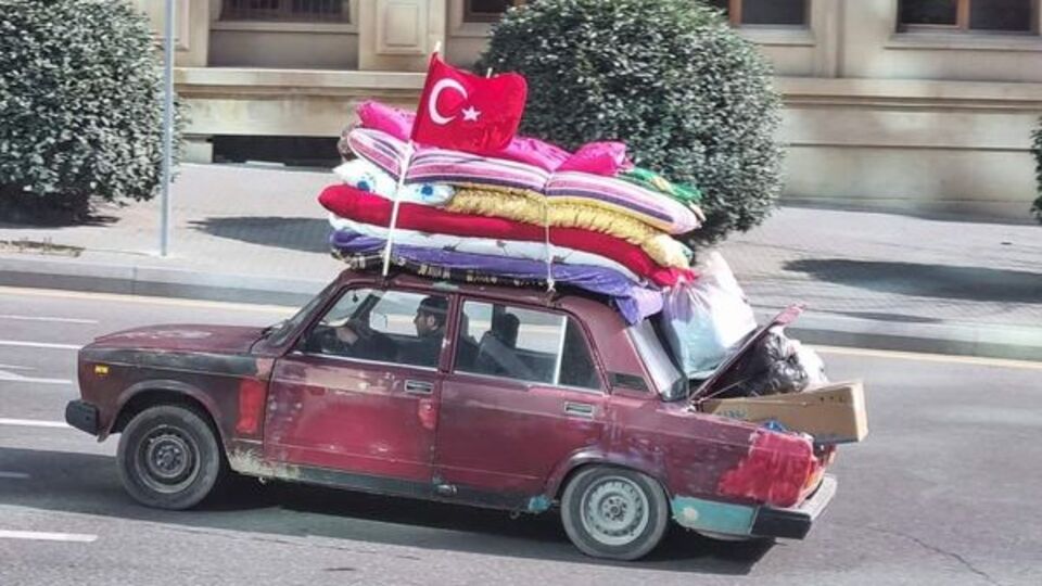 Aracının üzerine yorganları yükledi: Türkiye'ye yardım etmek istedi