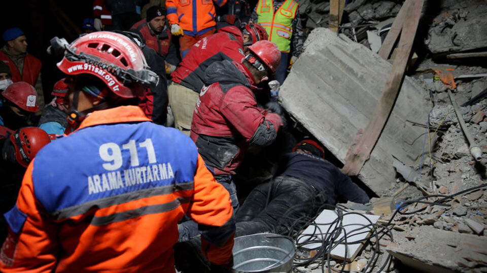 Ekiplerin 10 saatlik çalışması ile enkazdan sağ çıktı