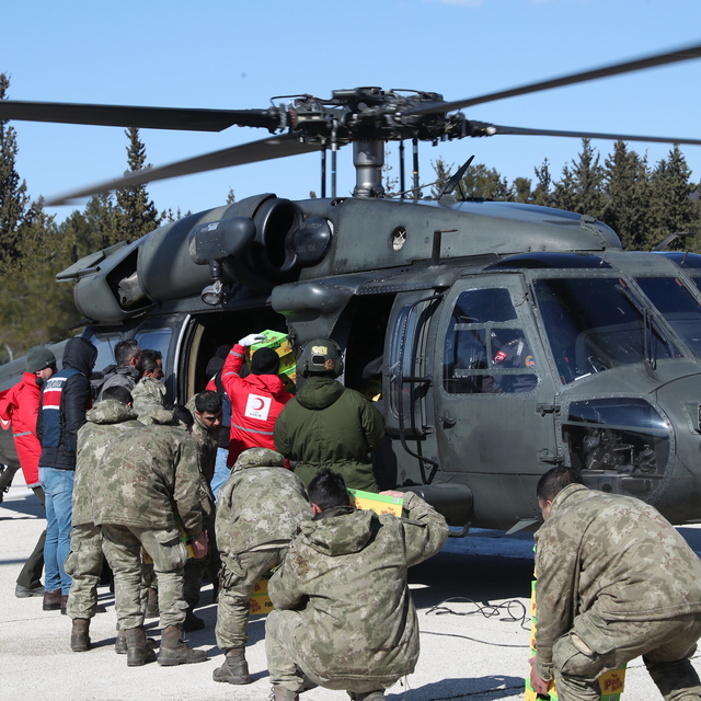 Kızılay ve TSK'dan helikopterlerle yardım