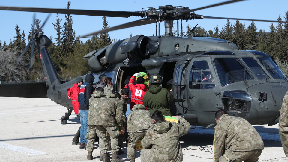Kızılay ve TSK'dan helikopterlerle yardım